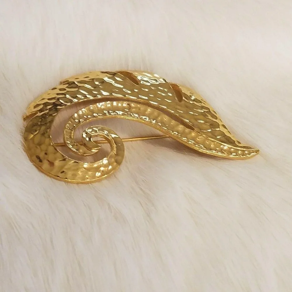 Modernist Leaf Brooch Gold Swirl Pin Hammered Textured Open Work Artsy Boho 2911